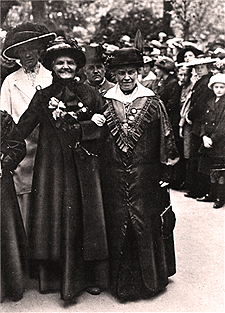 Anført af Jutta Bojsen-Møller (tv.) og Matilde Bajer (th.) fra Dansk Kvindesamfund gik over 10.000 kvinder i København i takketog efter vedtagelsen af den nye grundlov, der gav kvinder valgret i 1915.