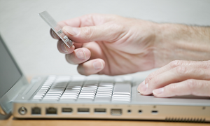 Fire ud af fem handler online