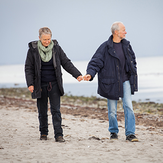 Ældre mennesker på strand